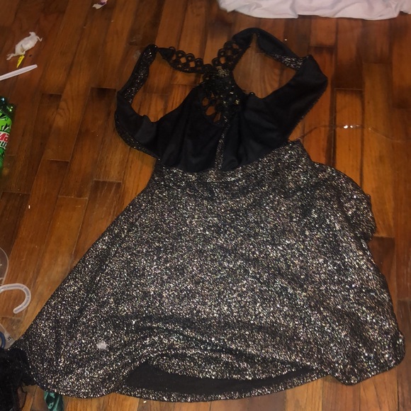 Sabora gold and black dress - Picture 2 of 3